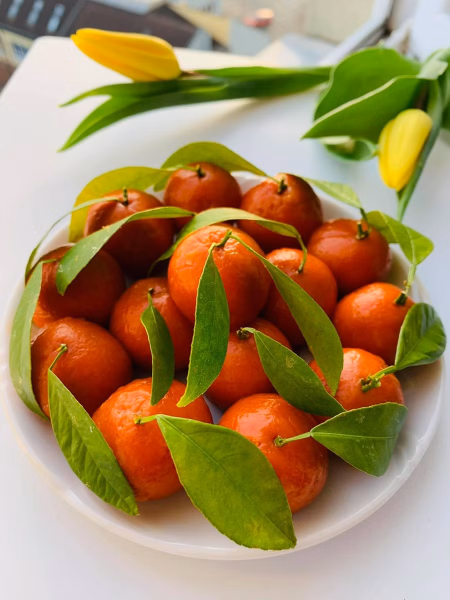 Ấn tượng nhất trong mâm cúng là đĩa bánh trôi , bánh chay tạo hình trái cây như thật (dẻo thơm mùi gấc ). Ảnh: Mến Nguyễn.