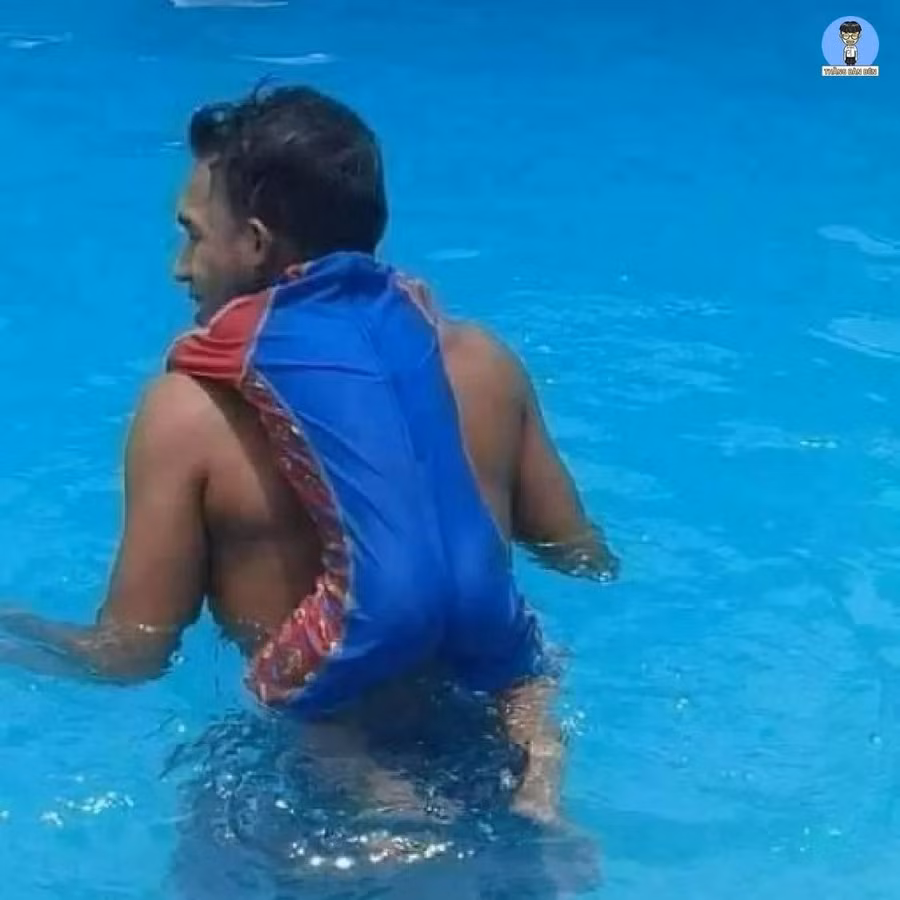 Cậu bé này có khuôn mặt già trước tuổi.