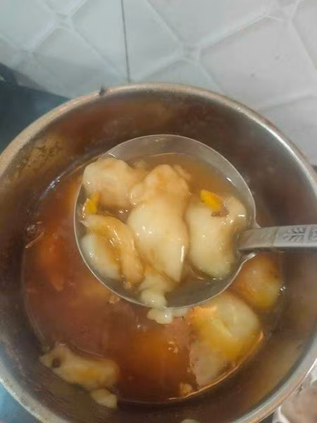 Mẹ bảo làm bánh trôi nước. Cũng phấn khởi nặn lấy nặn để. Và thành quả như này đây. Không biết giấu đi đâu chứ mẹ thấy thì..