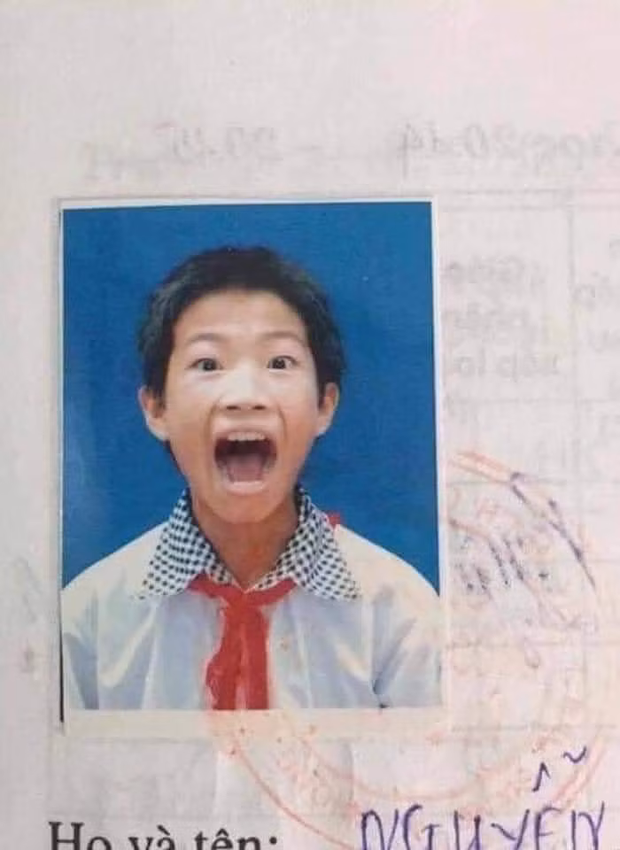 Đang khám chuyên khoa răng hàm mặt thì bị chụp ảnh thẻ.