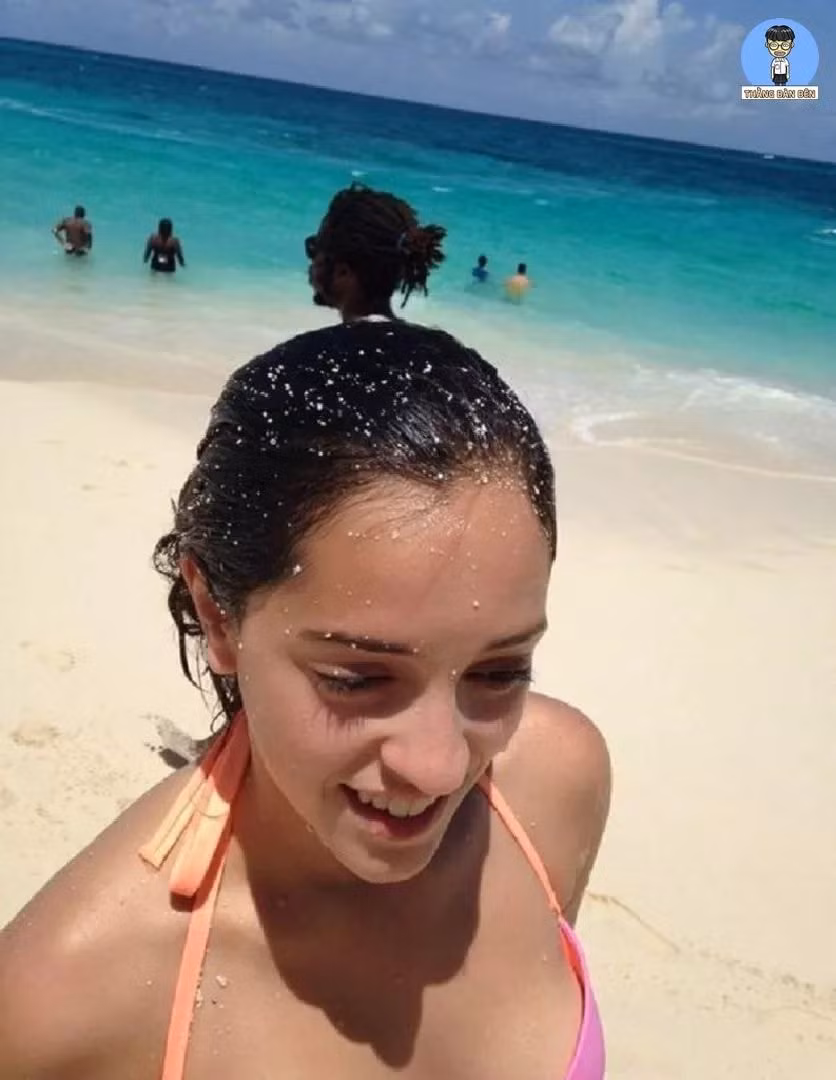 Búi tóc của cô gái có hình thù kỳ lạ