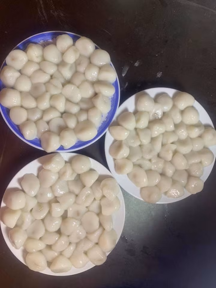 Sau 34 năm lấy chồng, năm nay là năm đầu tiên mẹ em làm bánh trôi để thắp hương các cụ. Và vì nặn bánh trôi tròn tròn nó dễ quá mẹ em chuyển sang sáng tạo thành loại bánh như hình để tăng độ khó cho game.