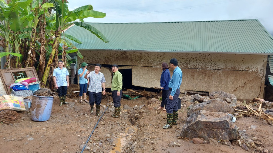 Lãnh đạo huyện Điện Biên Đông tới cơ sở chỉ đạo khắc phục hậu quả và động viên các gia đình bị thiệt hại do lũ quét.
