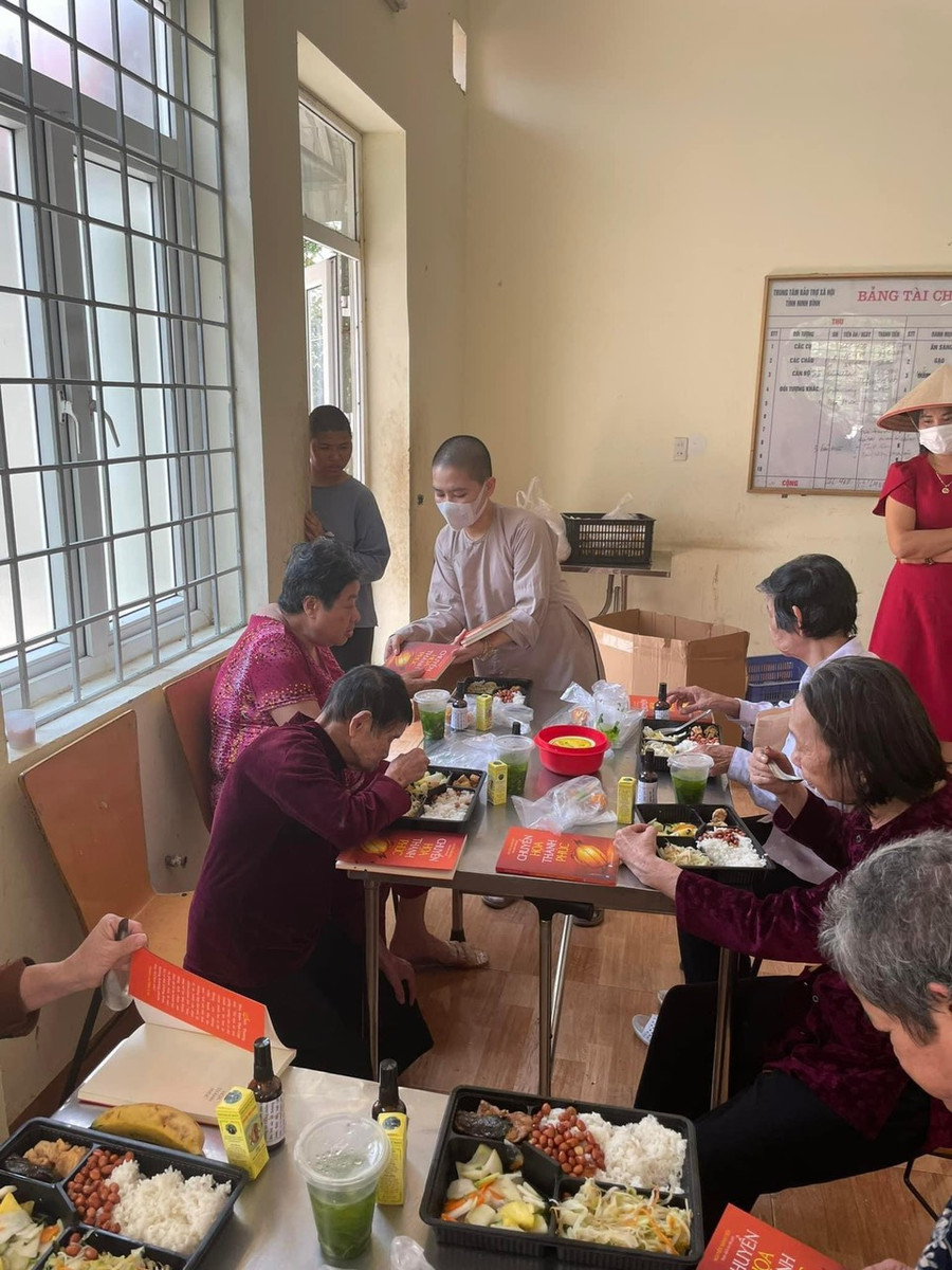 Cư sĩ Từ Tâm (đứng giữa) thăm hỏi người già neo đơn... Cư sĩ Từ Tâm (đứng giữa) thăm hỏi người già neo đơn...
