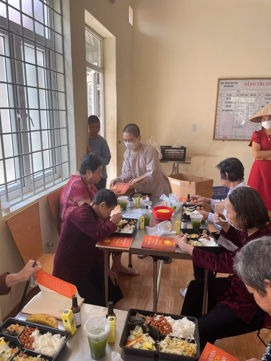 Cư sĩ Từ Tâm (đứng giữa) thăm hỏi người già neo đơn...