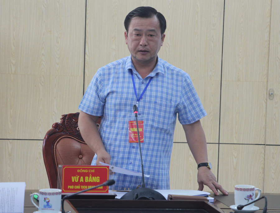 Ông Vừ A Bằng - Phó Chủ tịch UBND tỉnh Điện Biên chỉ đạo tại cuộc họp.