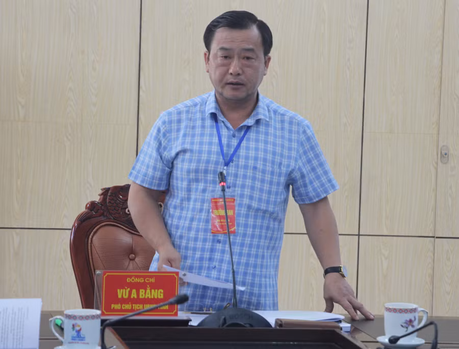 Ông Vừ A Bằng - Phó Chủ tịch UBND tỉnh Điện Biên chỉ đạo tại cuộc họp.