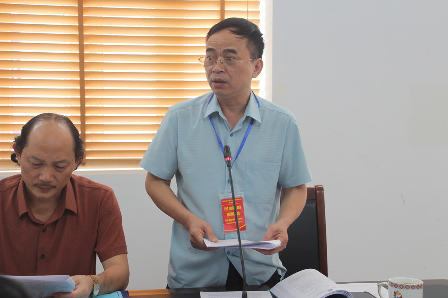 Ông Nguyễn Văn Đoạt - Giám đốc Sở GD&amp;ĐT Điện Biên (bên phải) phát biểu tại cuộc họp.