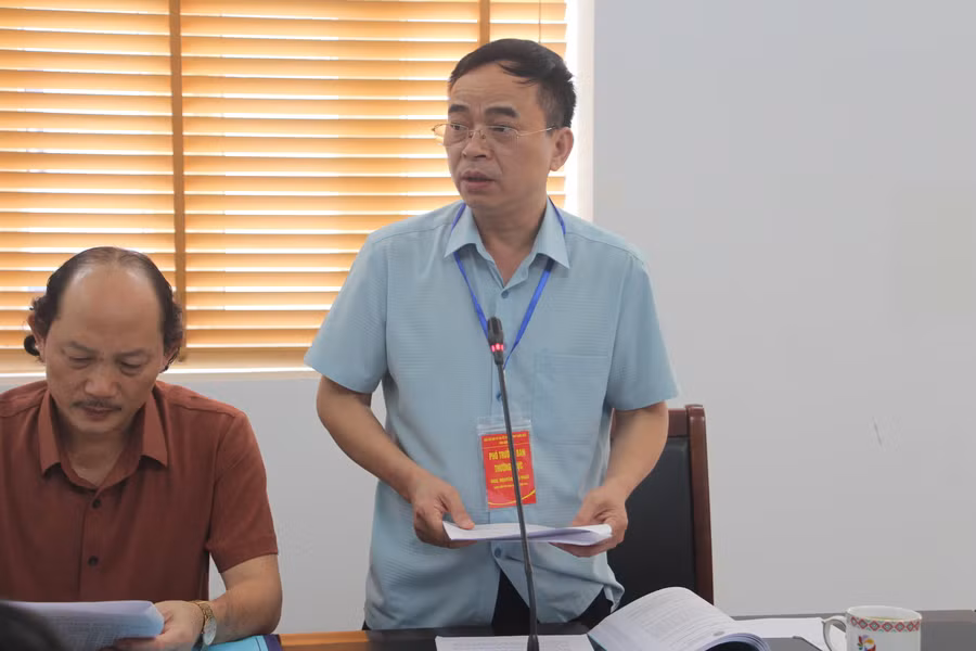 Ông Nguyễn Văn Đoạt - Giám đốc Sở GD&amp;ĐT Điện Biên (bên phải) phát biểu tại cuộc họp.