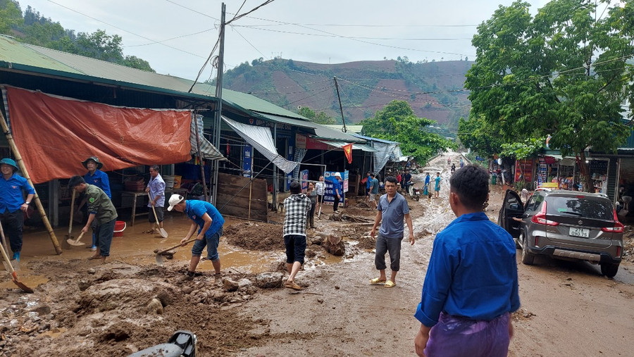 Các lực lượng xuống cơ sở hỗ trợ người dân khắc phục hậu quả do lũ quét gây ra.