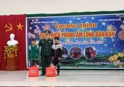 Trao quà cho học sinh có hoàn cảnh khó khăn.