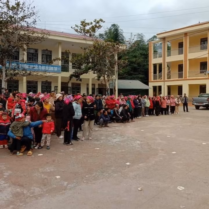 Bà con dân bản có mặt từ rất sớm để tham gia chương trình.