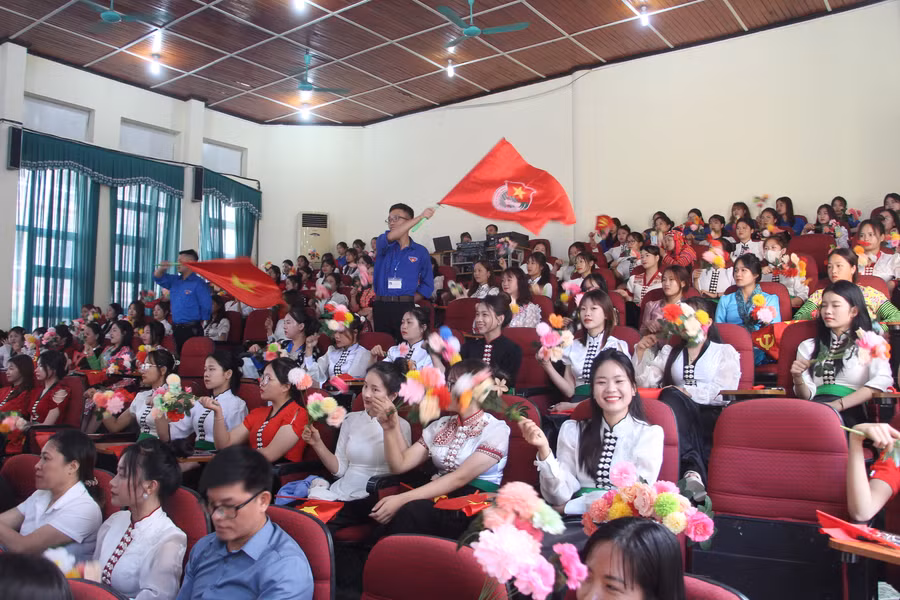 Đông đảo đoàn viên tham gia. Đông đảo đoàn viên tham gia.