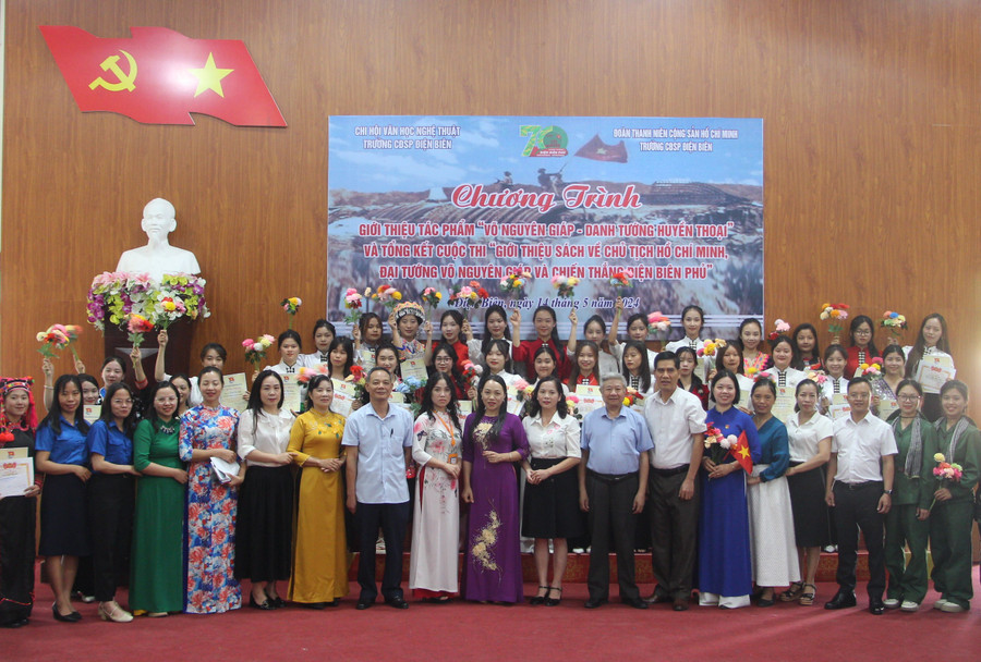 Các đại biểu chụp ảnh lưu niệm cùng các tác giả đạt giải. Các đại biểu chụp ảnh lưu niệm cùng các tác giả đạt giải.