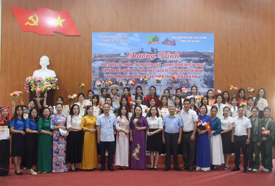 Các đại biểu chụp ảnh lưu niệm cùng các tác giả đạt giải. Các đại biểu chụp ảnh lưu niệm cùng các tác giả đạt giải.