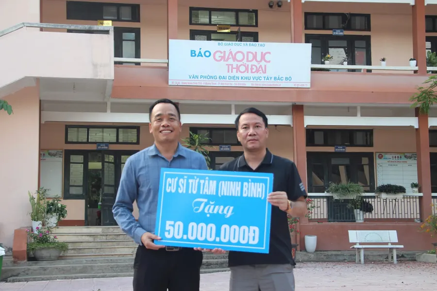 Đại diện Báo Giáo dục và Thời đại chuyển trao kinh phí hỗ trợ cho Phòng GD&ĐT huyện Mường Nhé.