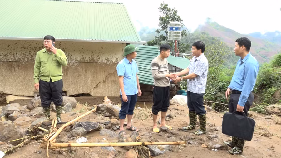 Lãnh đạo huyện Điện Biên Đông tới hiện trường chỉ đạo khắc phục hậu quả và động viên các gia đình bị thiệt hại.