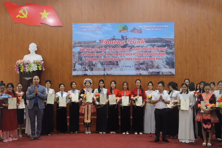 BTC trao chứng nhận cho các thí sinh tham gia dự thi.