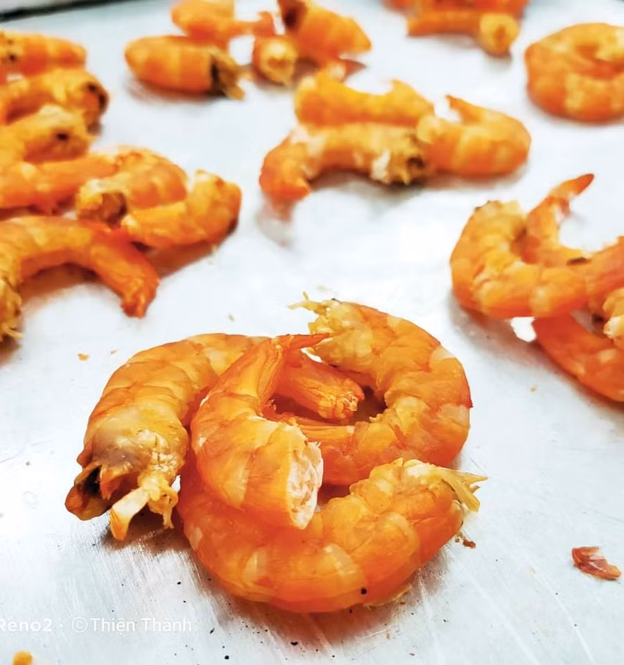 Học chàng trai miền Tây cách làm tôm khô, cá khô đơn giản ảnh 2