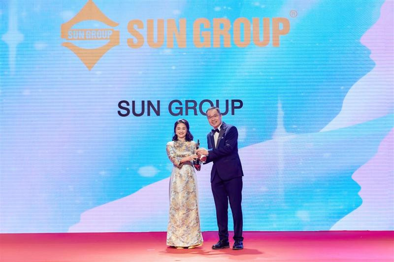 Bà Vũ Thị Xuân Thu – Trưởng ban Nhân sự Tập đoàn Sun Group nhận giải thưởng Nơi làm việc tốt nhất Châu Á. Bà Vũ Thị Xuân Thu – Trưởng ban Nhân sự Tập đoàn Sun Group nhận giải thưởng Nơi làm việc tốt nhất Châu Á.