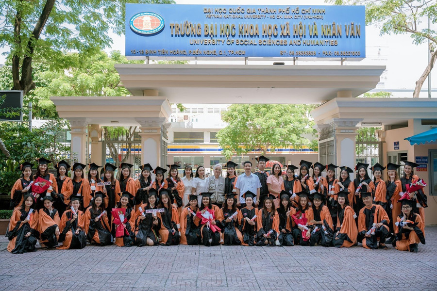 Niềm vui của sinh viên Lưu trữ học dự Lễ tốt nghiệp và trao bằng cử nhân