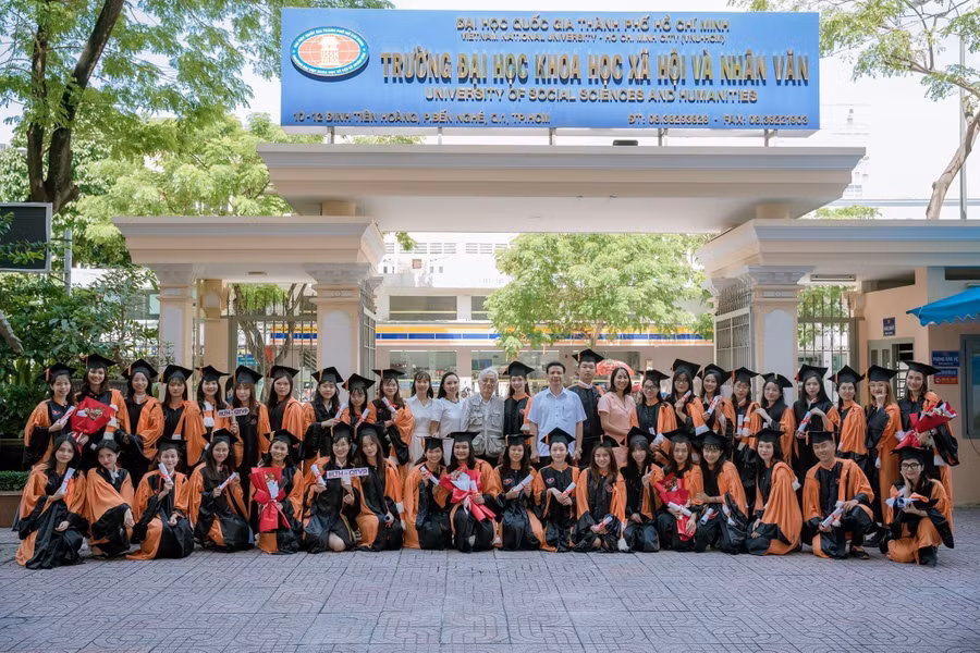 Niềm vui của sinh viên Lưu trữ học dự Lễ tốt nghiệp và trao bằng cử nhân