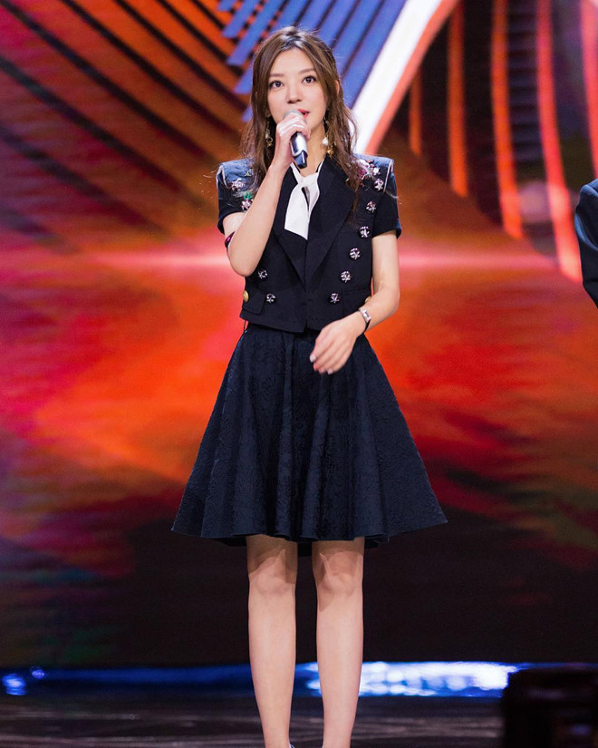 Gu thời trang hack tuổi, trẻ trung như nữ sinh trung học của Triệu Vy ảnh 1 Trieu Vy co gu thoi trang hack tuoi, tre trung nhu nu sinh trung hoc hinh anh 1