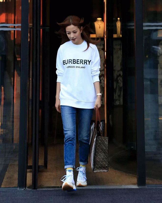 Gu thời trang hack tuổi, trẻ trung như nữ sinh trung học của Triệu Vy ảnh 11 Trieu Vy co gu thoi trang hack tuoi, tre trung nhu nu sinh trung hoc hinh anh 11