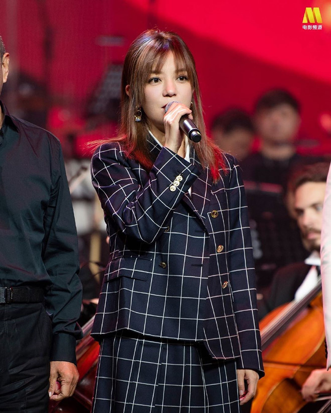 Gu thời trang hack tuổi, trẻ trung như nữ sinh trung học của Triệu Vy ảnh 2 Trieu Vy co gu thoi trang hack tuoi, tre trung nhu nu sinh trung hoc hinh anh 2