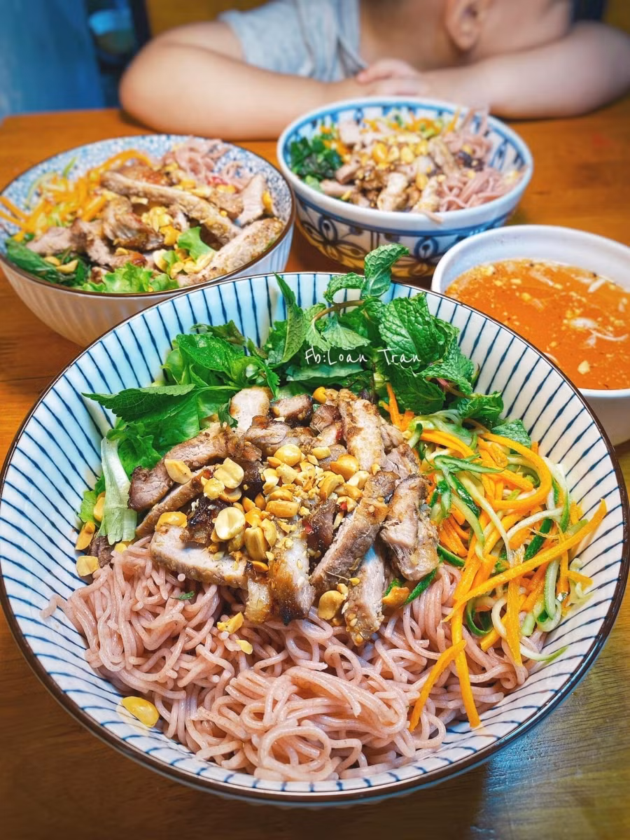 Bún trộn thịt nướng.