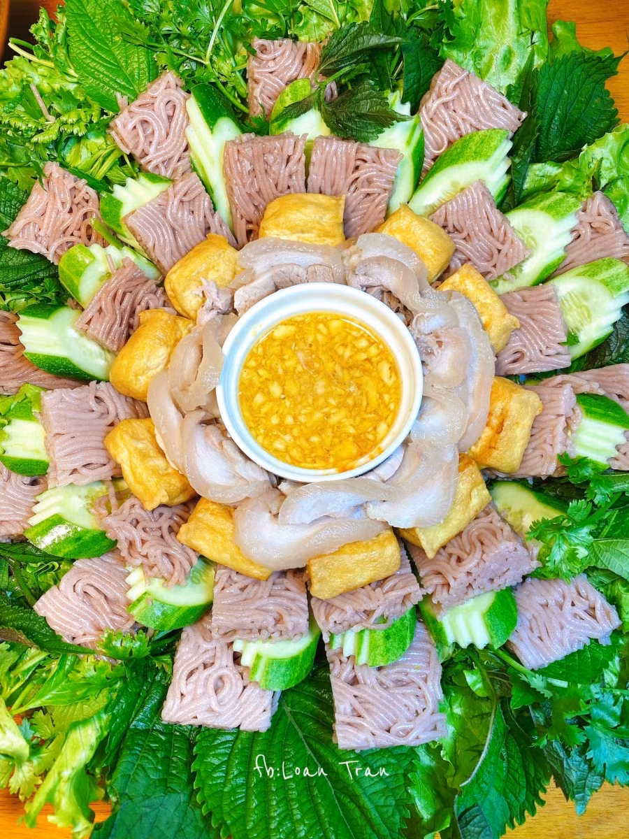 Món bún đậu thịt luộc.