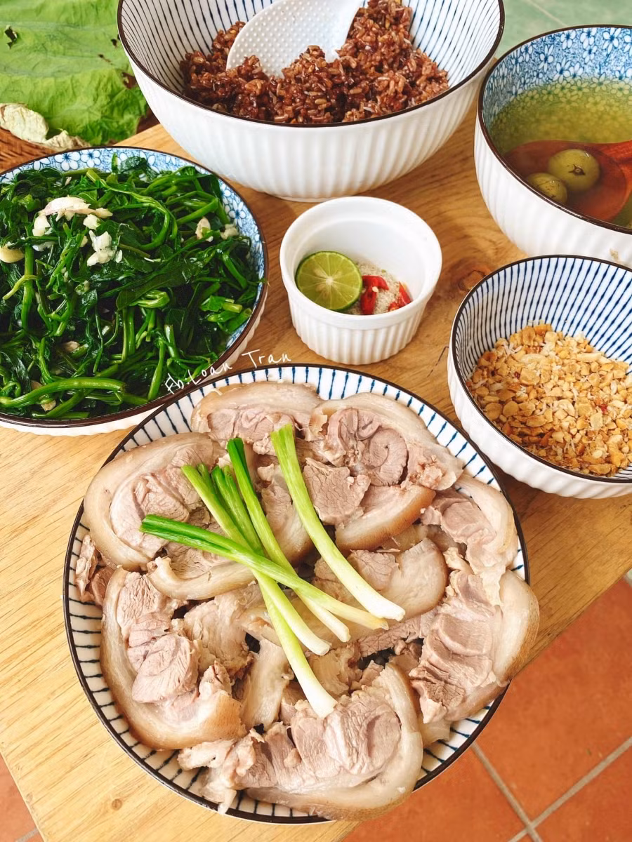 Bữa cơm đơn giản với đĩa thịt luộc và rau muống xào.