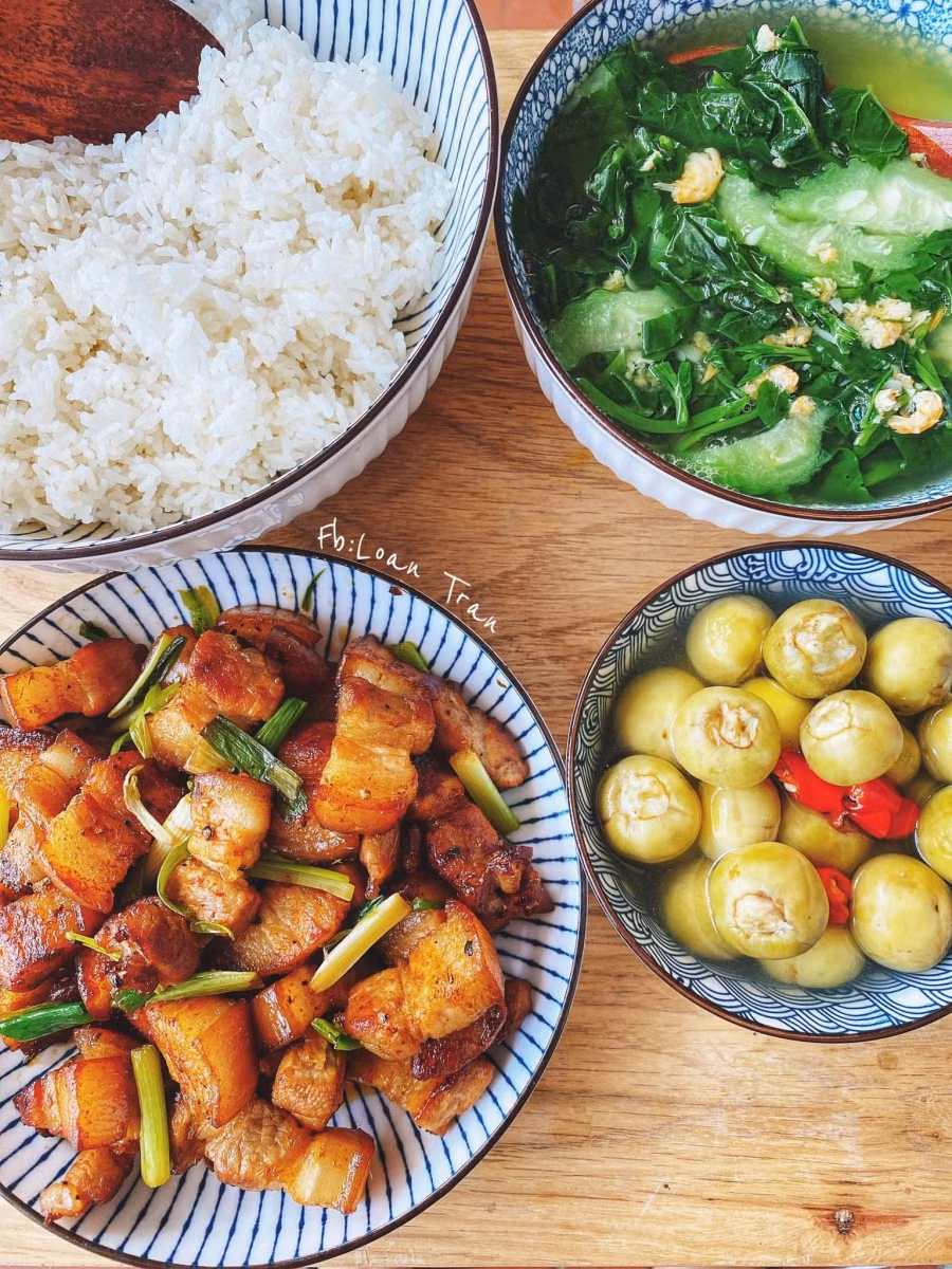 Bữa cơm quốc dân: Canh cua, cà muối, thịt rang cháy cạnh.