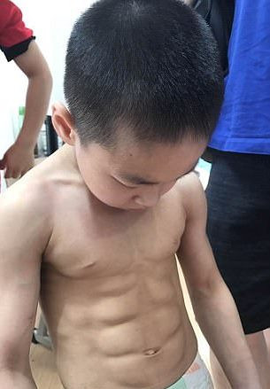 Choáng với cơ bụng 8 múi của cậu bé 7 tuổi ảnh 2 Cậu bé có tới 8 cơ bụng thay vì 6 múi