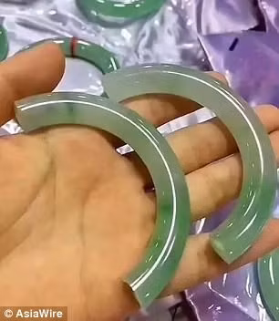 Nữ du khách ngất tại chỗ vì lỡ tay làm vỡ vòng đá tiền tỉ ảnh 3