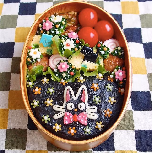 Những hộp cơm đẹp như tranh vẽ của bà nội trợ không hổ danh vợ Nhật - Ảnh 5.