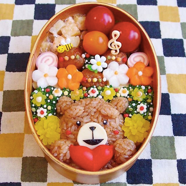 Những hộp cơm đẹp như tranh vẽ của bà nội trợ không hổ danh vợ Nhật - Ảnh 1. Những hộp cơm đẹp như tranh vẽ của bà nội trợ không hổ danh vợ Nhật - Ảnh 1.