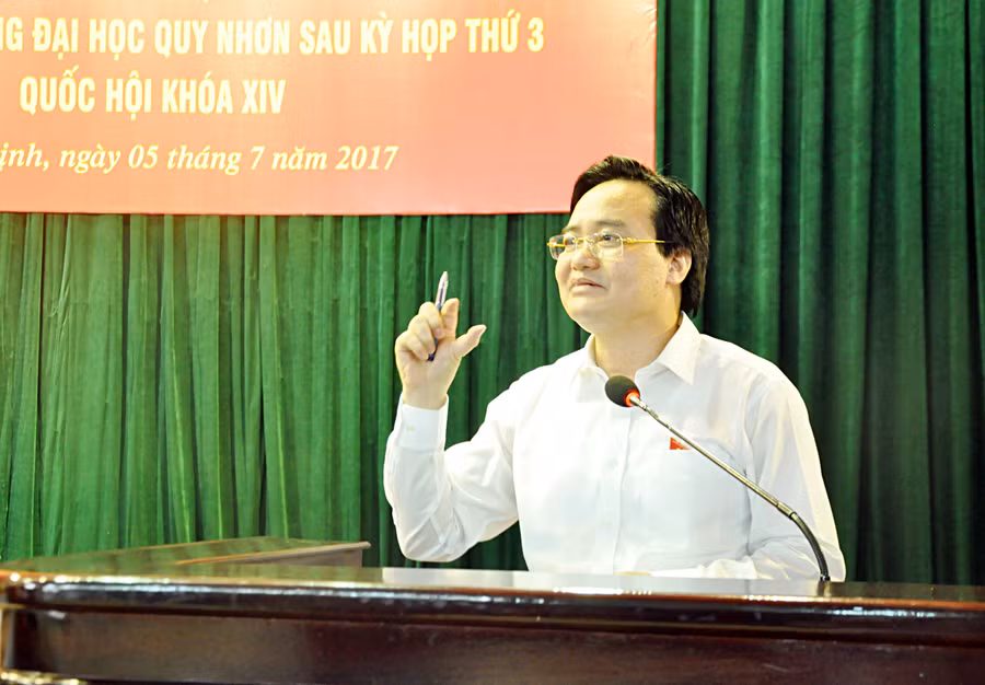  Bộ trưởng Bộ GD&ĐT, Đại biểu Quốc hội Phùng Xuân Nhạ báo cáo với các cử tri về kết quả kỳ họp thứ 3, Quốc hội khóa XIV.