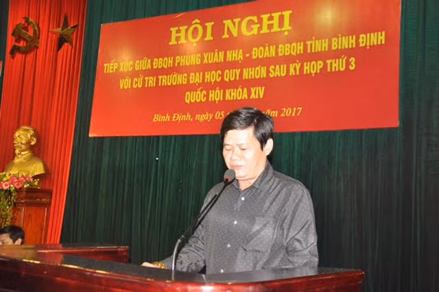 Thay mặt Đoàn đại biểu Quốc hội khóa XIV tỉnh Bình Định, ông Lê Công Nhường báo cáo kết quả kỳ họp thứ 3 - Quốc hội khóa XIV với cử tri. Thay mặt Đoàn đại biểu Quốc hội khóa XIV tỉnh Bình Định, ông Lê Công Nhường báo cáo kết quả kỳ họp thứ 3 - Quốc hội khóa XIV với cử tri.