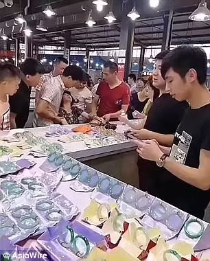 Nữ du khách ngất tại chỗ vì lỡ tay làm vỡ vòng đá tiền tỉ ảnh 4