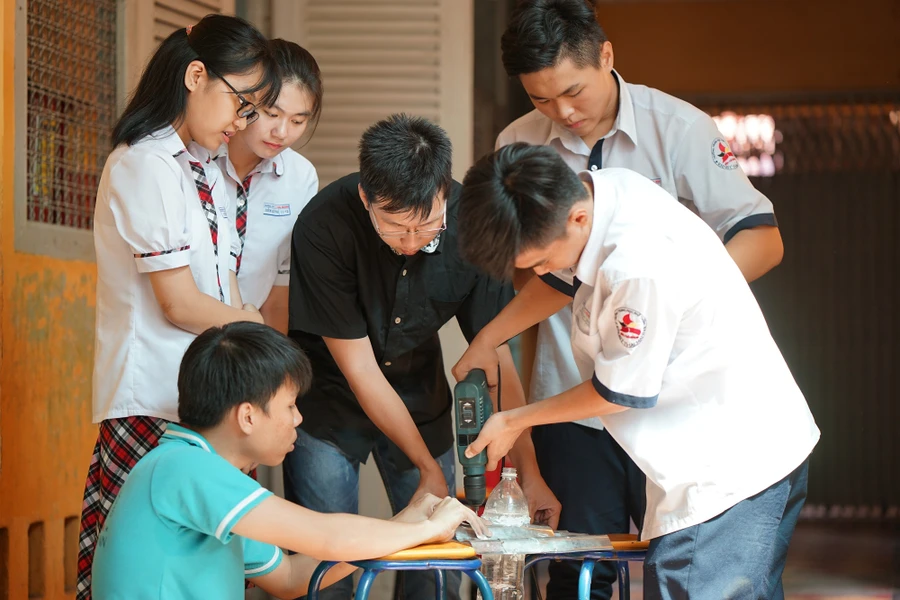 Thầy giáo trẻ và dự án dạy học từ “ve chai”