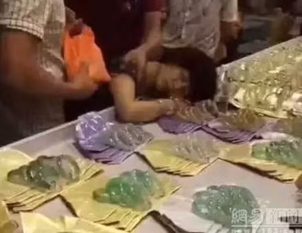 Nữ du khách ngất tại chỗ vì lỡ tay làm vỡ vòng đá tiền tỉ ảnh 1