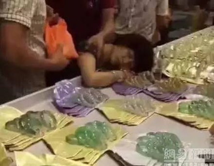 Nữ du khách ngất tại chỗ vì lỡ tay làm vỡ vòng đá tiền tỉ ảnh 1