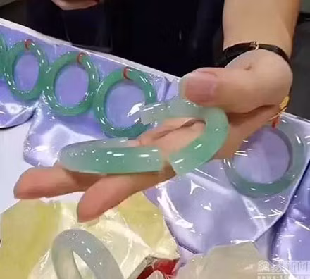 Nữ du khách ngất tại chỗ vì lỡ tay làm vỡ vòng đá tiền tỉ ảnh 2