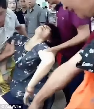 Nữ du khách ngất tại chỗ vì lỡ tay làm vỡ vòng đá tiền tỉ ảnh 5