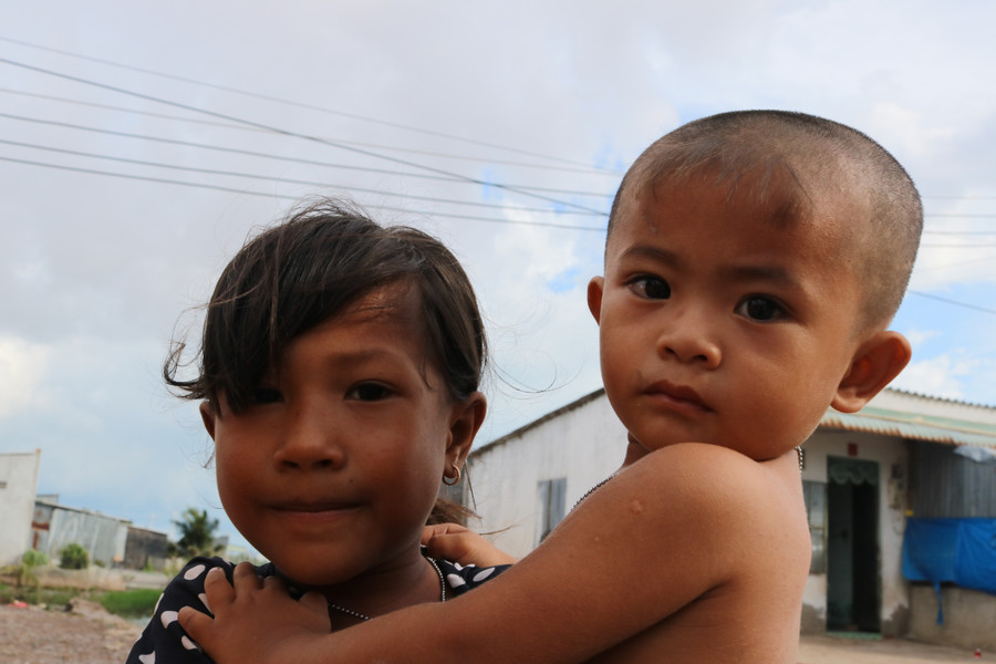 Không đi gỡ lưới thì giúp cha mẹ trông em