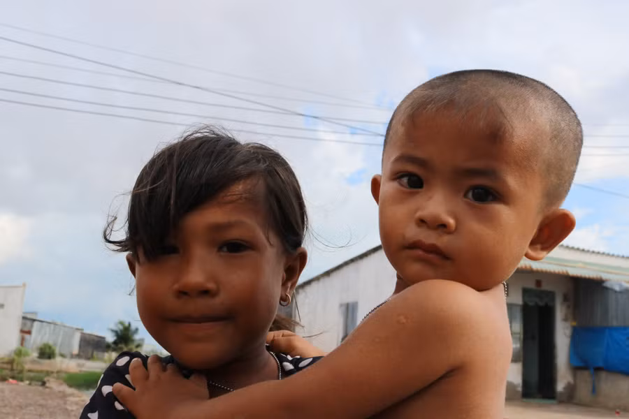 Không đi gỡ lưới thì giúp cha mẹ trông em