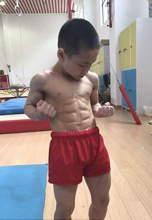 Choáng với cơ bụng 8 múi của cậu bé 7 tuổi ảnh 3 Bắp tay, bắp chân của Chen Yi cũng vô cùng săn chắc