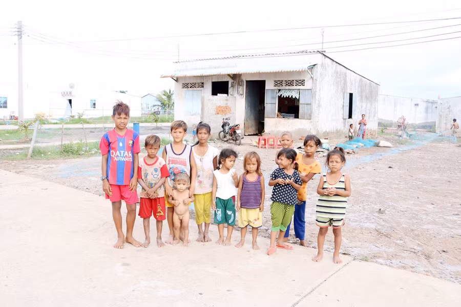 Trẻ em bên những ngôi nhà trong khu dân cư. 
