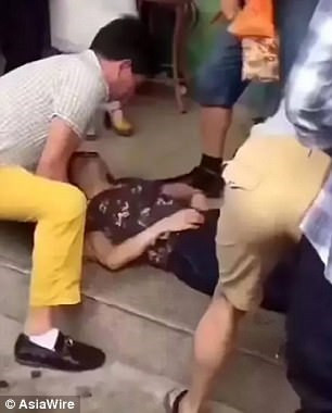Nữ du khách ngất tại chỗ vì lỡ tay làm vỡ vòng đá tiền tỉ ảnh 6